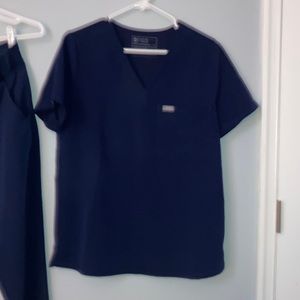 Figs scrub top navy medium one pocket